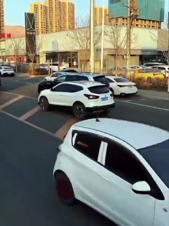 Cette voiture intelligente se gare toute seule