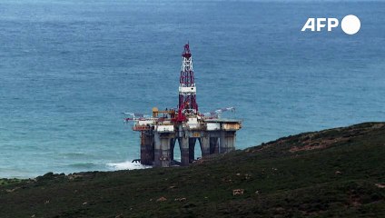 Plataforma de petróleo encalha em praia na Tunísia devido ao mau tempo