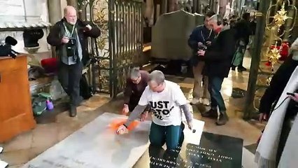 Ambientalistas vandalizam túmulo de Darwin em Londres em protesto contra aquecimento global