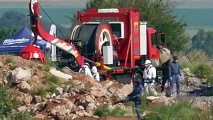 Quatro corpos e sete mineiros resgatados de uma mina clandestina na África do Sul
