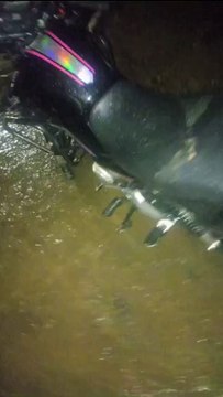 Motociclista diz ter sofrido acidente em buraco deixado pela Cagepa no bairro da Maternidade, que estaria sem sinalização; Empresa emite nota e esclarece