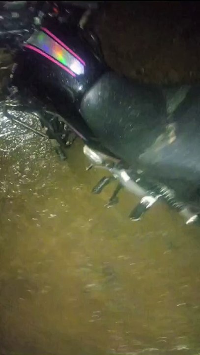 Motociclista diz ter sofrido acidente em buraco deixado pela Cagepa no bairro da Maternidade, que estaria sem sinalização; Empresa emite nota e esclarece
