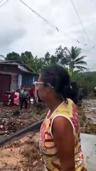Casa é arrastada pela água em Itajuípe!Drama que se repete ano após ano! Na madrugada de hoje (13), uma casa foi levada pela força da água no distrito de Ruinha de São Cristóvão, em Itajuípe, sul da Bahia. Felizmen