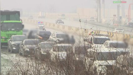 서울문산고속도로에서 잇따라 차량 연쇄 추돌 / YTN