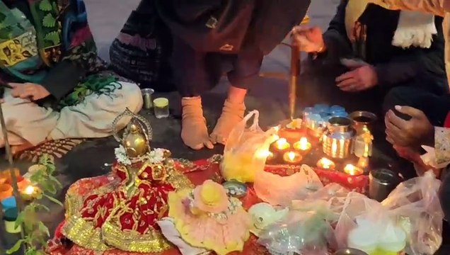 उज्जैन मकर संक्रांति पर शिप्रा में उमड़ी श्रद्धालुओं की भीड़ लगी आस्था की डुबकी।