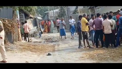दबंगों ने एक ही परिवार के तीन लोग के घर को तोड़कर की आग के हवाले दो समुदाय के युवक युवती ने प्रेम प्रसंग में की थी शादी