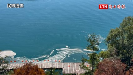 美景變色！日月潭疑遭排油污 浮沫綿延駭人(民眾提供)
