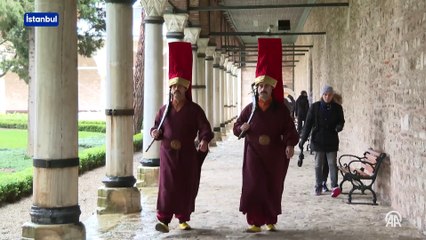 Topkapı Sarayı'nda jandarmalar 'silahtar' kıyafetiyle nöbet tutuyor