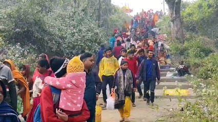 मकर संक्रांति के अवसर पर दामोदर नदी में उमड़ी श्रद्धालुओं की भीड़