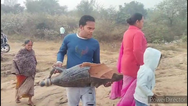 मकर संक्रांति पर नदी में श्रद्धालुओं की उमरी भीड ।आस्था की लगाई डुबकी।