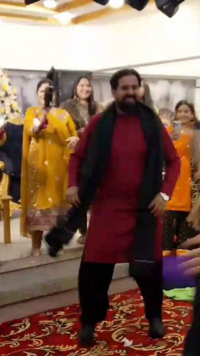 Mehndi Cousions Fariends Dance
