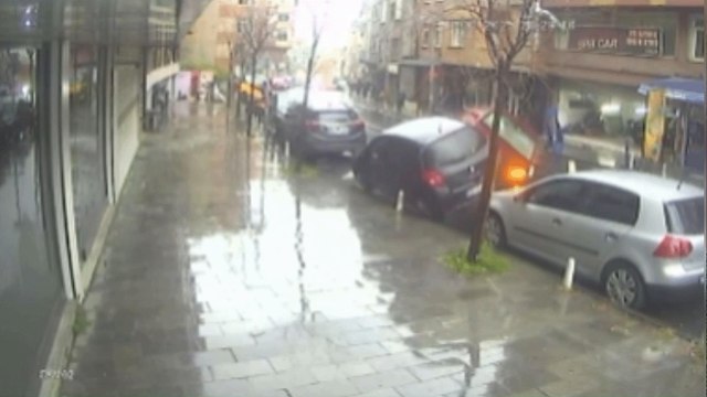 Kontrolden çıkan otomobil duran araçlara çarpıp takla attı! Dehşet anları kamerada