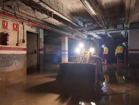 La UME continúa sacando lodo de los garajes de Catarroja