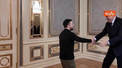 Siparietto Zelensky-Crosetto a Kiev: "Sei un grandissimo Ministro", poi ridono