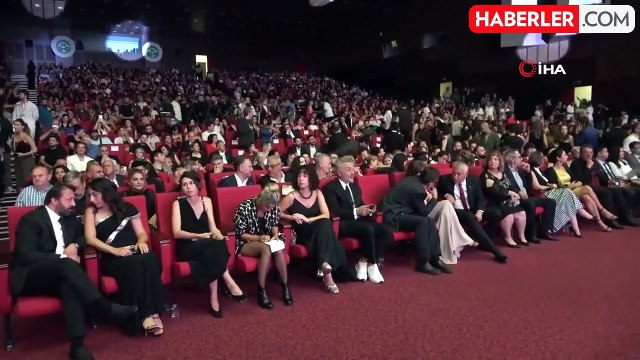 Menajer Ayşe Barım hakkında sosyal medyadaki iddialara yönelik yürütülen soruşturma kapsamında, oyuncu Serenay Sarıkaya tanık sıfatıyla ifade vermek...