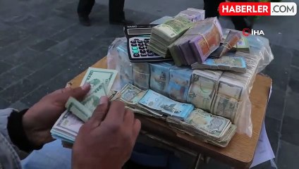 Suriye'de sarraflar sokaklarda balya balya para bozuyor