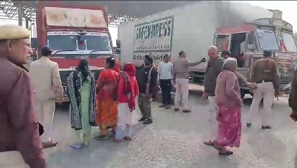 तीर्थ यात्रियों की बस को रोक कर मांगे पैसे, नहीं दिए तो बस हो गई दुर्घटना की शिकार