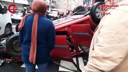 İstanbul'da korkutan anlar... Park halindeki araçlara çarpıp takla attı
