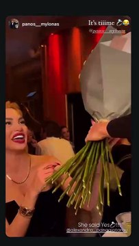 Η Αλεξάνδρα Παναγιώταρου με ανθοδέσμη και δαχτυλίδι στο Παρίσι