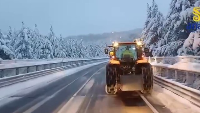 Spazzaneve in azione sulla Salerno-Reggio Calabria per il maltempo