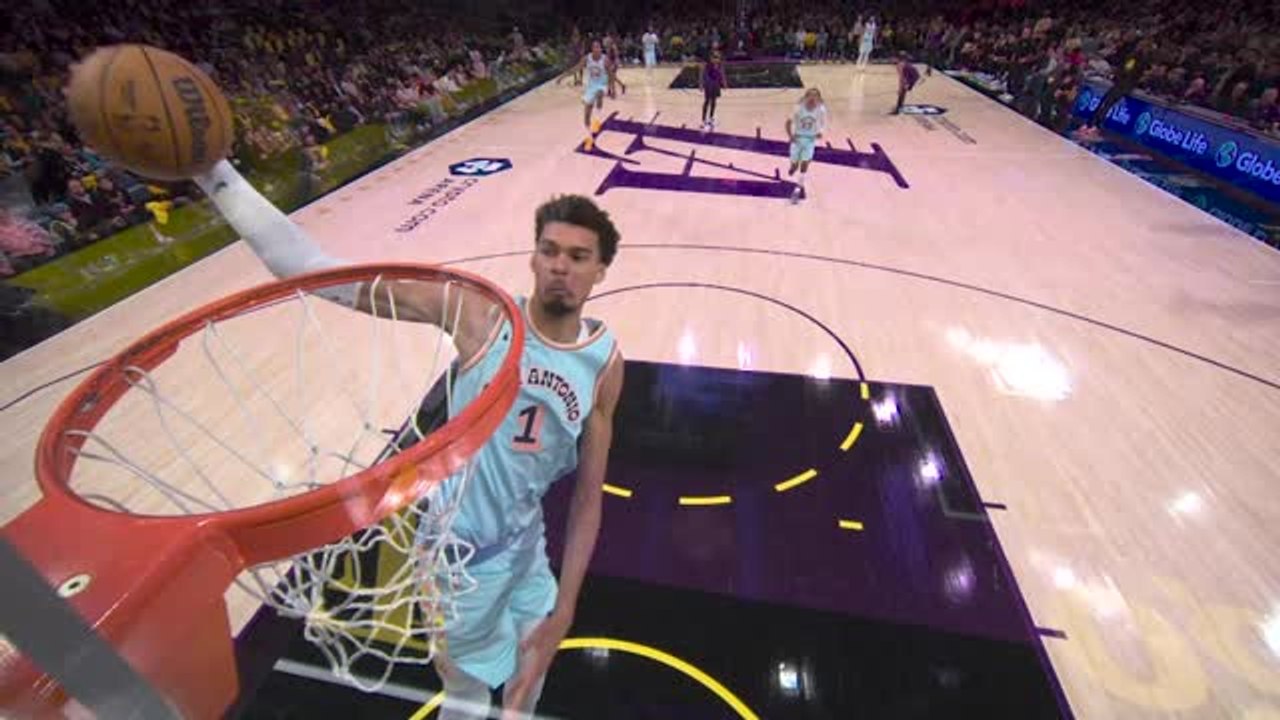 Wemby throws down windmill dunk against Lakers