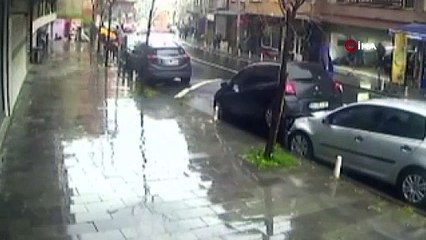Kağıthane’de tümsekten geçerken araçlara çarpan otomobil ortalığı birbirine kattı: O anlar kamerada