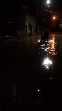 Fortes chuvas causam alagamentos e deixam pessoas ilhadas em Goiânia