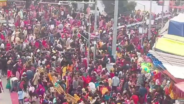 gorakhpur, गोरखपुर: मकर संक्रांति पर गोरखनाथ मंदिर में उमड़े श्रद्धालुओं पर हेलिकाप्टर से हुई पुष्प वर्षा, 8 लाख लोगों ने चढ़ाई खिचड़ी