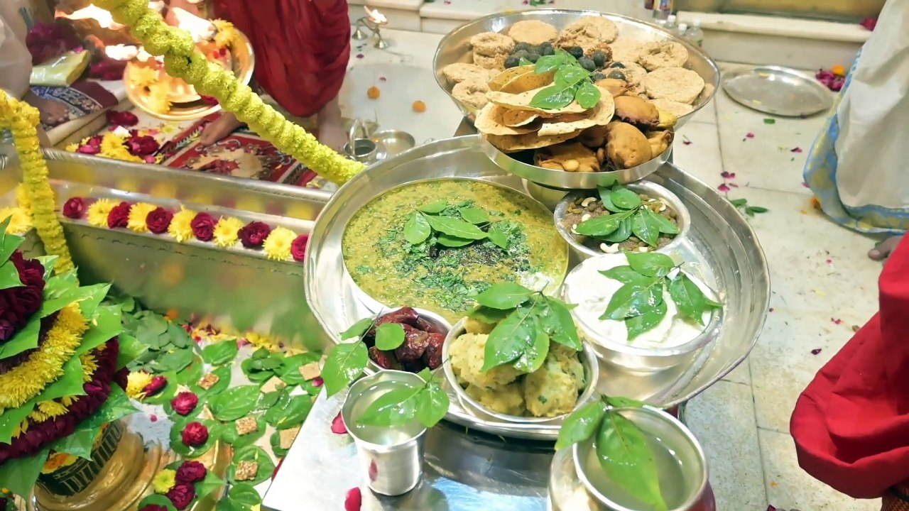 मकर संक्रांति पर लगा बाबा विश्वनाथ को खिचड़ी का भोग, कुंभ से लौट रही भीड़ को बांटा गया बाबा विश्वनाथ का खिचड़ी प्रसाद