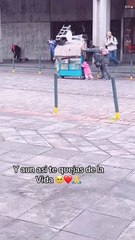 Una pequeña niña ayuda a su madre empujando su carrito de ventas