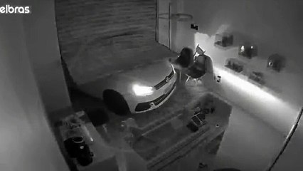 Trio encapuzado invade joalheria com carro e leva mais de R$ 40 mil em peças de prata