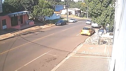 Câmera flagra acidente entre viatura policial e carro no Bairro Periolo em Cascavel