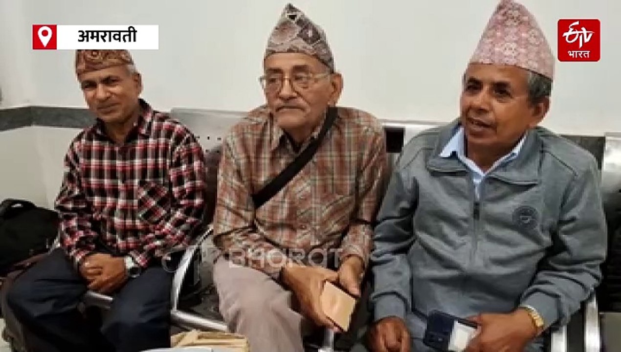 नेपाळचे सेवानिवृत्त शिक्षक फिरायला आले भारतात; धमाल, मस्ती अन् कुंभमेळ्यात स्नान