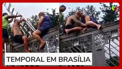 Idosa sobe em portão para se proteger de enxurrada no Distrito Federal