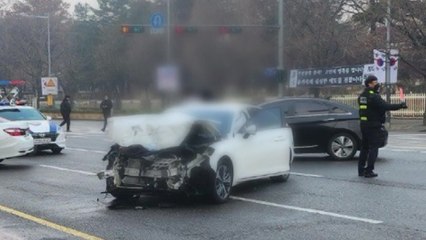 국회 앞 1톤 트럭 카페로 돌진..."블랙 아이스 탓" / YTN