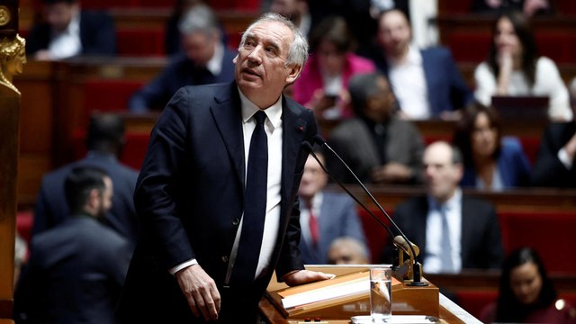 « Je suis un néophyte » : François Bayrou perd ses feuilles en plein discours