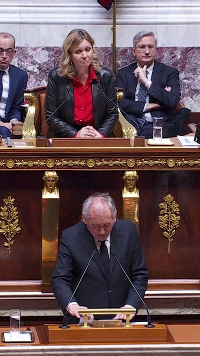 François Bayrou perd ses feuilles en plein discours de politique générale