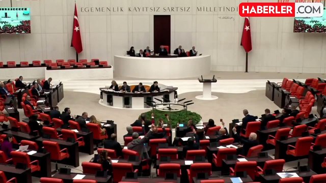 Sırrı Süreyya Önder'den Meclis'te kırmızı kart çıkaran CHP'li vekillere olay hareket