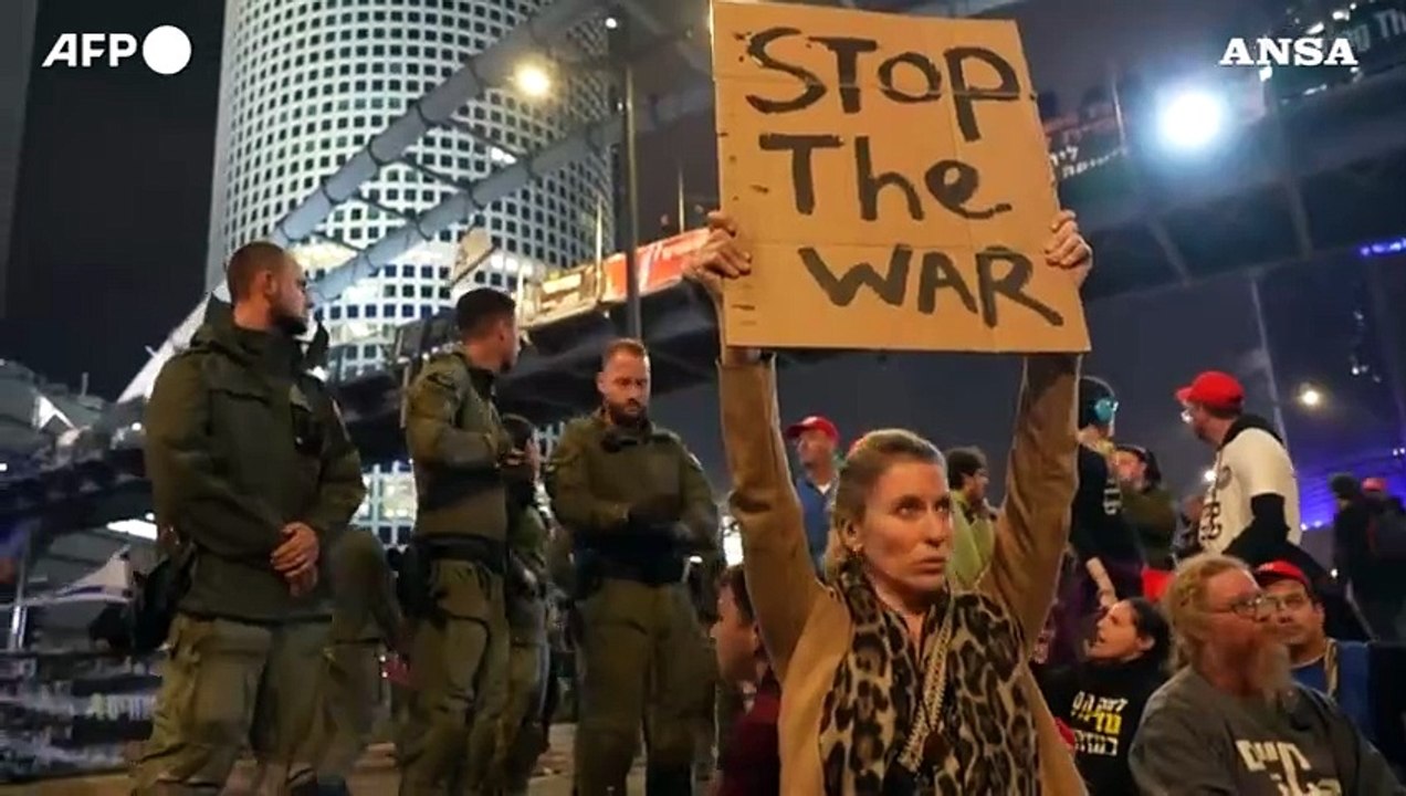 Tel Aviv, scontri con la polizia durante una protesta antigovernativa