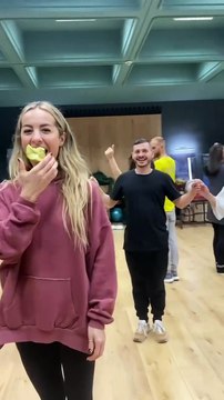 Flavia Mihasan -12 - 14.12.2024 \Acasă, cu Mariusticlă, filmând reclamă Rowenta. \În oraș,boracii. În living: cadouri. Repetiții Mamma Mia!,Sala Palatului. \ În parc,la porumbei, cu puradeii. La MINA (Museum of Immersive New Art), cu plozii.