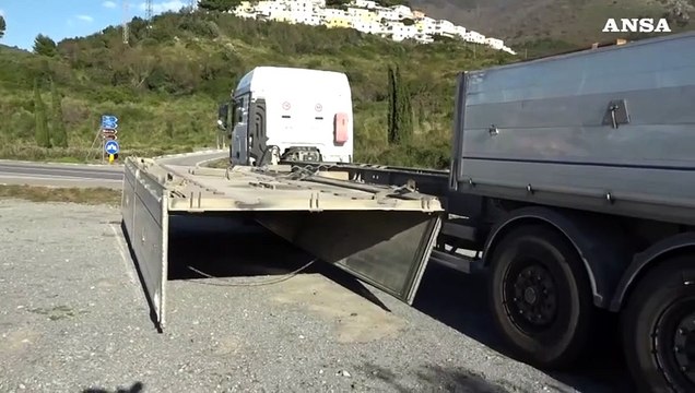 Maltempo, il vento rovescia il cassone di un camion nel Cosentino