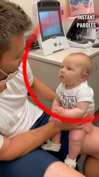 Ce bébé reçoit ses prothèses auditives et entend la voix de ses parents pour la première fois