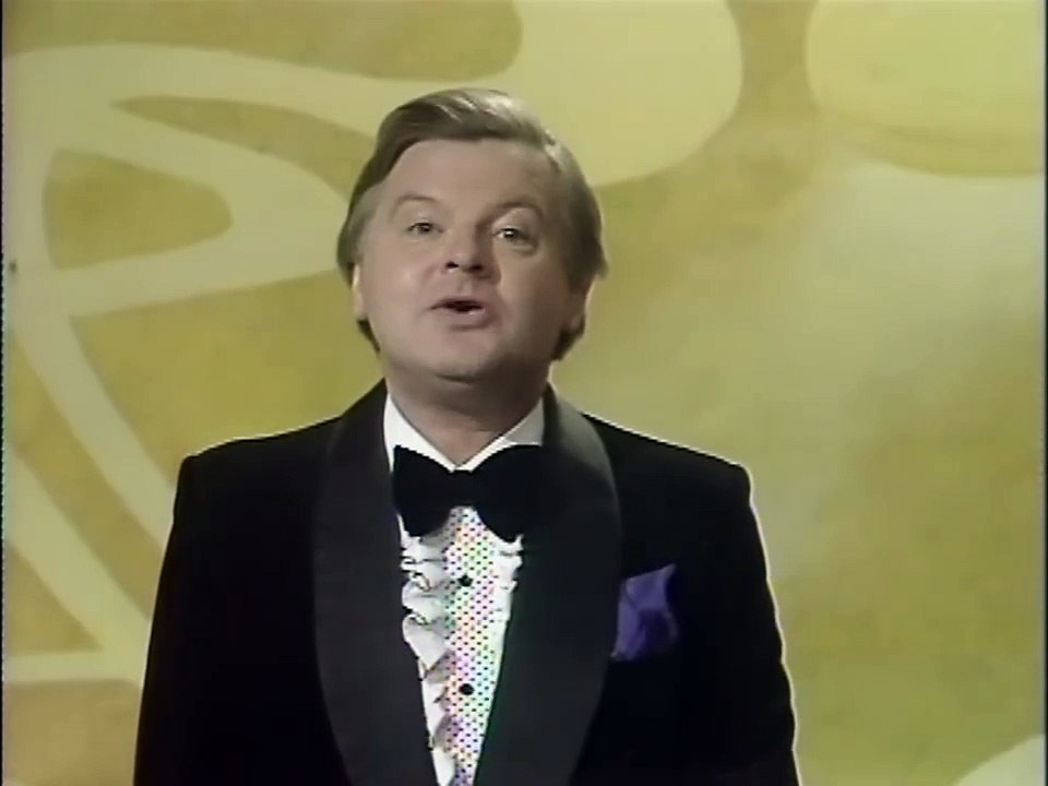 Benny Hill - Bill Poster 'Closing Chase' (1976)
