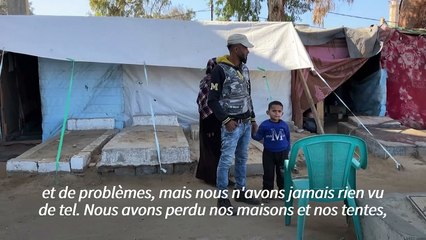 Des Gazaouis déplacés s'abritent sous des tentes dans un cimetière