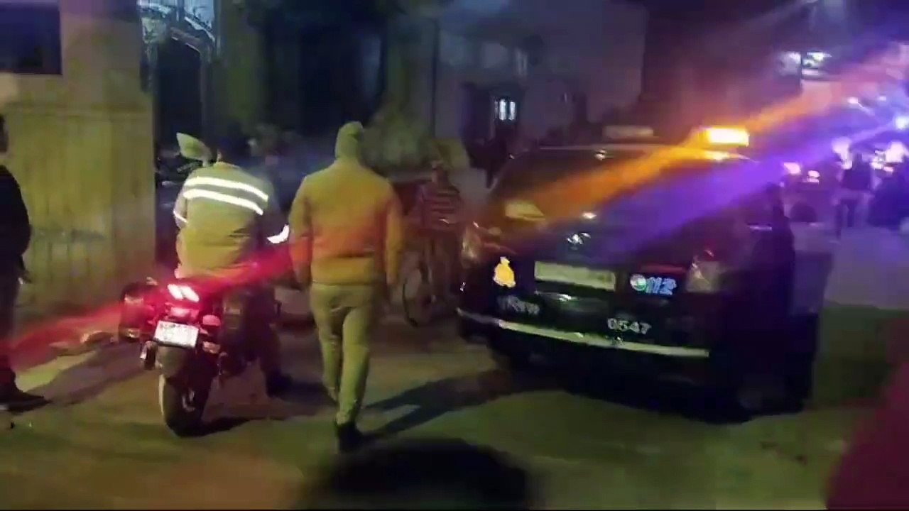 दूध निकाल रहे युवक पर जानलेवा हमला दो पक्षो में पथराव फायरिंग पुलिस मौके पर मौजूद