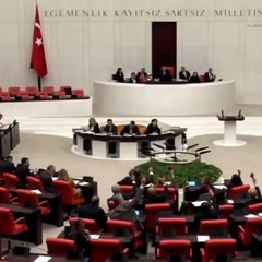 CHP Milletvekilleri Meclis'te kırmızı kart gösterdi