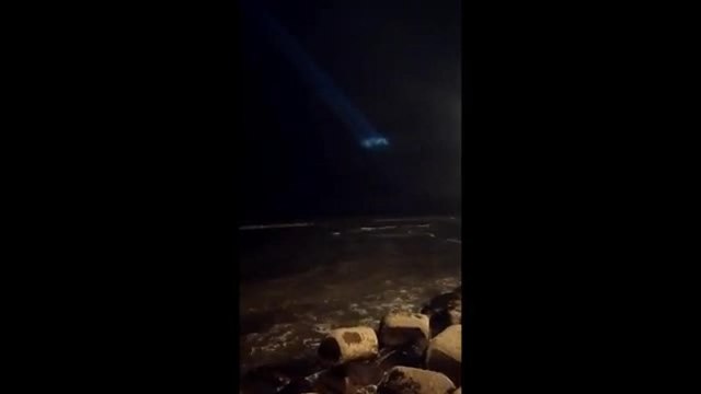 Bari, sul lungomare compare un fascio di luce dal cielo: nessun ufo, è per i 100 anni dell'Università di Bari