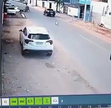 VIDEO: Conductor frustra asalto y atropella a dos ladrones