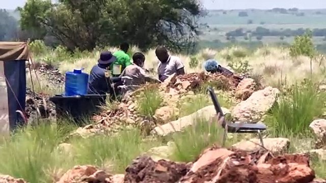 Suben a 36 los muertos y más de 20 los mineros rescatados en una mina clandestina en Sudáfrica
