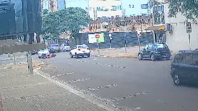 Imagem flagra acidente entre carro e moto na Rua Rio Grande do Sul